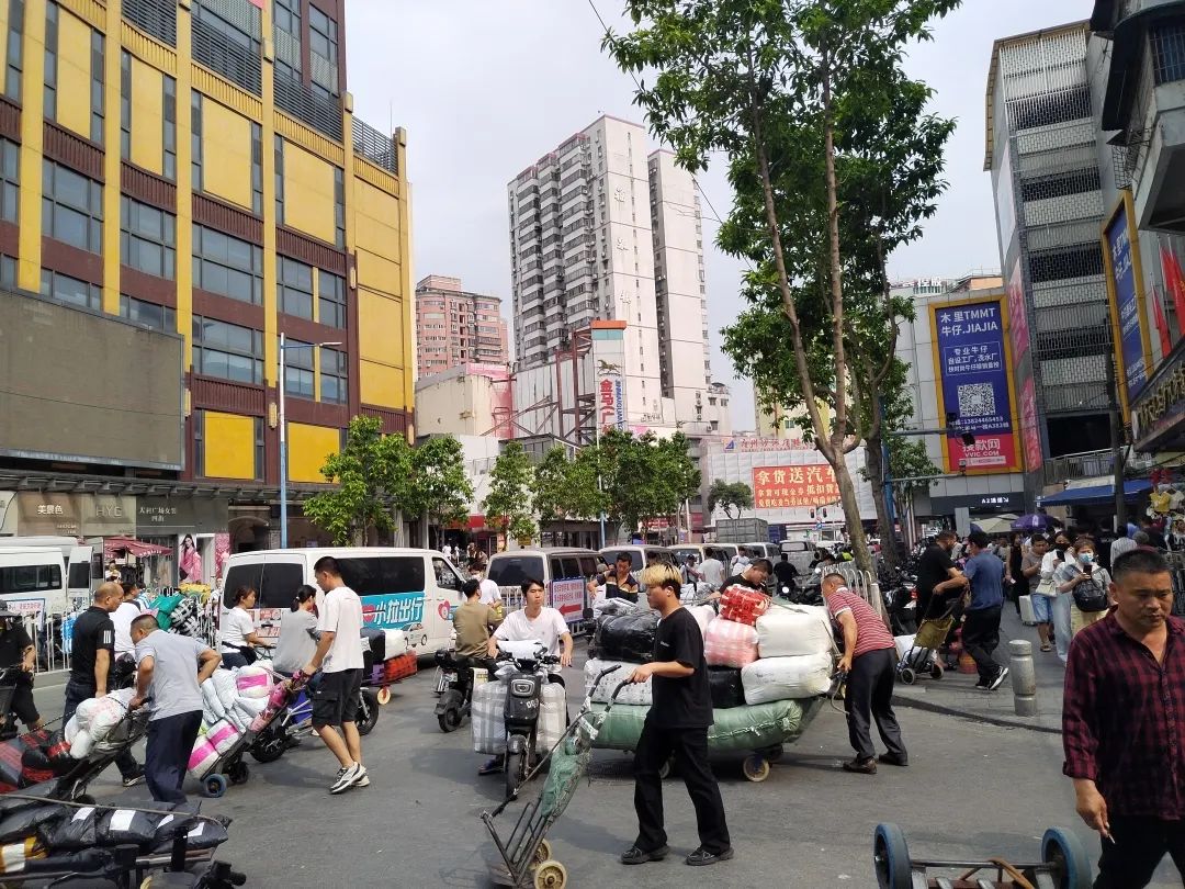 日均出货3000吨广州服装批发圈热闹依旧